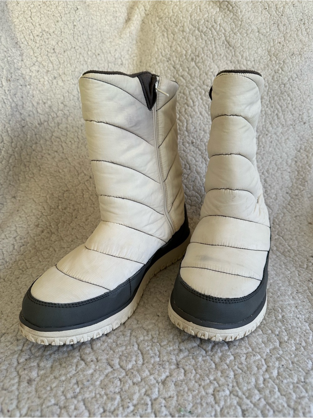 LL BEAN Women's Winter Quilted Ankle Boots in Off-White and Gray
